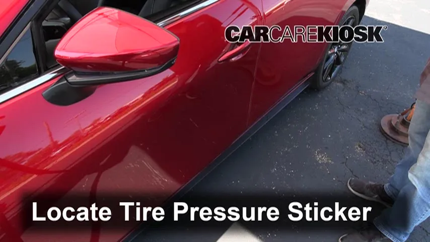 2019 Mazda 3 Premium 2.5L 4 Cyl. Hatchback (4 Door) Pneus et roues Vérifier la pression des pneus